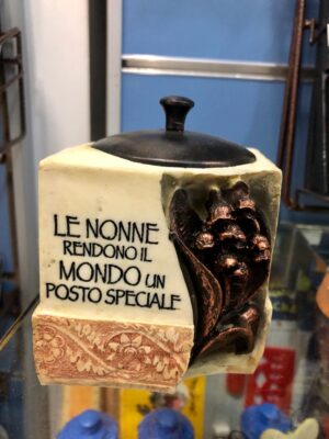 PORTA CANDELA SCOLPITA SU PIETRA CON COPERCHIO (NONNA)