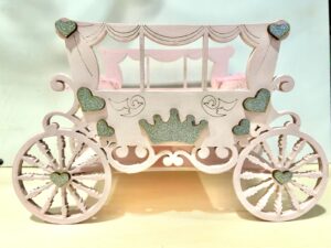 Porta confetti carrozza in legno rosa,celeste,bianca.